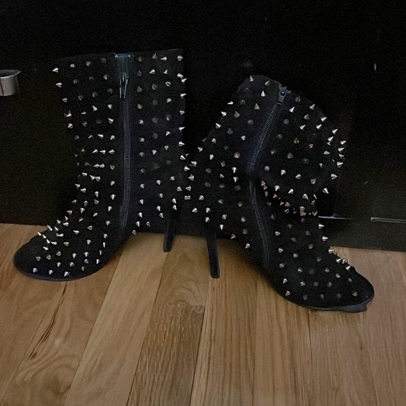 Black spiked booties - Picture 1 of 4